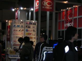 キムコブースに当店のカスタム車を2台展示してもらいました。感激です。 台湾のバイク誌MOTORWORLD社のブースも併設、立派なTAIWAN製のパーツのカタログを無料で配布!